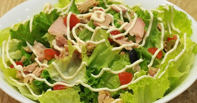 Cá ngừ nướng và salad rau củ