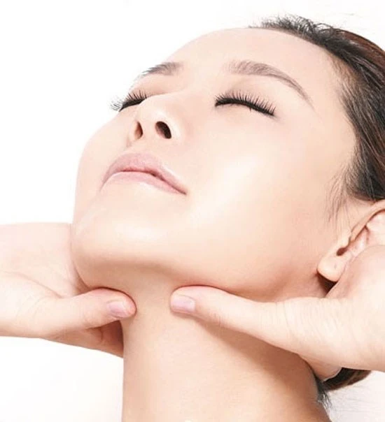 Massage vùng cằm và miệng