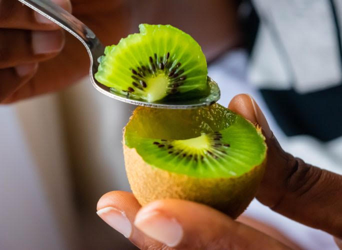 Kiwi giúp tóc đen mượt